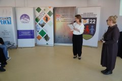 bibliotekarka ogłasza laureata nagrody głównej konkursu „Złote Pióro”, obok stoi kobieta - Dyrektor Szkoły Podstawowej nr 22, w dłoni trzyma figurę mosiężnego gęsiego pióra w kałamarzu