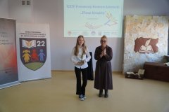 Dyrektor Szkoły Podstawowej nr 22 bije brawo laureatce Złotego Pióra, która stoi obok