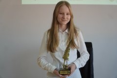 zdjęcie portretowe laureatki Złotego Pióra, w dłoni trzyma statuetkę