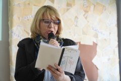 przewodnicząca jury czyta wybrany fragment nagrodzonej pracy konkursowej