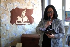 Zastępca Dyrektora Szkoły Podstawowej nr 22 – kobieta - czyta wybrany fragment nagrodzonej pracy konkursowej