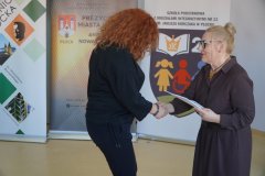 Dyrektor Szkoły Podstawowej nr 22 dziękuje nauczycielce – opiekunowi merytorycznemu laureatów