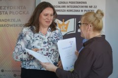 Dyrektor Szkoły Podstawowej nr 22 dziękuje nauczycielce – opiekunowi merytorycznemu laureata