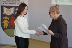 Dyrektor Szkoły Podstawowej nr 22 dziękuje nauczycielce – opiekunowi merytorycznemu laureata