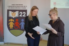 Dyrektor Szkoły Podstawowej nr 22 dziękuje nauczycielce – opiekunowi merytorycznemu laureata