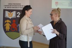 Dyrektor Szkoły Podstawowej nr 22 dziękuje nauczycielce – opiekunowi merytorycznemu laureata