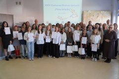 zdjęcie zbiorowe laureatów, opiekunów merytorycznych, partnerów, patronów i organizatorów