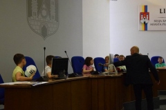 Uczennica, siedząc na miejscu radnego Miasta Płocka, zadaje Panu Prezydentowi Andrzejowi Nowakowskiemu pytanie dotyczące miasta.