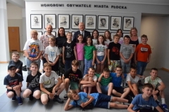 djęcie uczniów klasy 4c z Prezydentem Miasta na tle zdjęć honorowych obywateli Miasta Płocka.