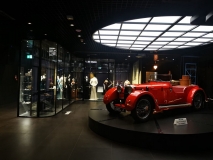 djęcie wystawy ukazujące oryginalne auto z epoki – Jowett z 1926 roku, umieszczone na okrągłej platformie.