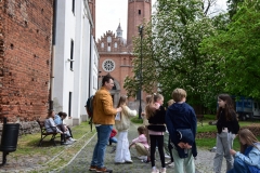 Uczniowie klasy 4b w ogrodzie przed Płocką Katedrą.