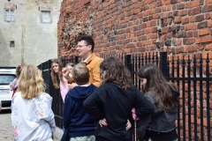 Uczniowie klasy 4b przy Muzeum Diecezjalnym słuchają przewodnika.