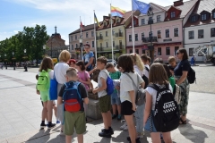 Uczniowie klasy 4c na Starym Rynku czekający na hejnał.