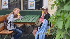 Dwie uczennice jedzą lody