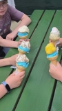 Lody jedzone przez dzieci