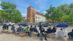 Uczniowie podczas spaceru historycznego przed budynkiem Małachowianki – najstarszej szkoły w Polsce.