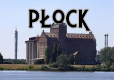 Pocztówka z Płocka ze zdjęciem elewatora zbożowego z czarnym napisem ‘Płock” po środku u góry.