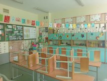 foto_1 sala lekcyjna, w tle meble i tablice korkowe przyozdobione w ręcznie robione ilustracje wilkanocnych bazi oraz trójwymiarowe kolorowe wiosenne kwiatki