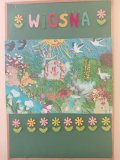 foto_4 plakat z własnoręcznie wykonanymi przez dzieci oznakami budzącej się, podczas wiosny, przyrody (zwierzęta, bociany, pszczółki, ptaki, roślinność); nad plakatem napis WIOSNA; wszystko zamieszczone na tablicy z ciemnozielonym tłem