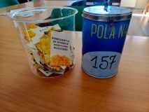 Ulotki z podziękowaniem dla ofiarodawców oraz puszka z pieniędzmi. 