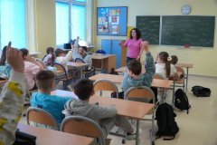  Sala lekcyjna. Uczniowie klasy czwartej zgłaszają prowadzącej przykłady form przemocy.