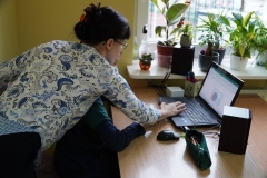 Nauczyciel pomaga uczniowi wprowadzić wyniki głosowania do programu Microsoft Excel.