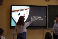 Uczniowie podejmują decyzję dotyczącą miejsca zakwaterowania podczas wycieczki szkolnej.