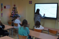 Uczestnicy spotkania uzupełniają listę niezbędnych przedmiotów, które należy zabrać na wyprawę w góry.