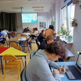 Uczniowie w trakcie zajęć w bibliotece przy użyciu telefonów i komputerów korzystają z interaktywnego narzędzia doradztwa zawodowego – Mapy Karier.
