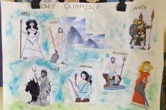 Bogowie olimpijscy przedstawieni na plakacie wykonanym przez uczniów klasy szóstej w ramach projektu Wśród greckich bogów i herosów.