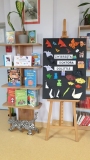 Wystawa książek o zwierzętach w bibliotece szkolnej.
