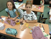 Praca projektowa uczniów z klasy 2d – wyklejanie zwierząt z lektury „Doktor Dolittle i jego zwierzęta” skrawkami materiału, włóczkami.