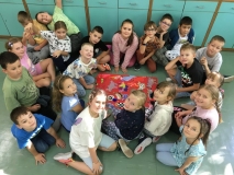 Uczniowie klasy 2d prezentują pracę plastyczną przedstawiającą wszystkie zwierzęta wykonane metodą wyklejania.
