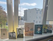 Książki o Skłodowskiej, które uczniowie czytali podczas realizacji projektu.