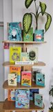 Wystawka książek ekologicznych w bibliotece szkolnej.
