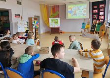 Uczniowie ze świetlicy oglądają bajkę o recyklingu.