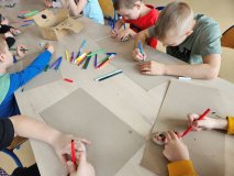 Uczniowie ze świetlicy wykonują okulary – maski z wytłoczek po jajkach.