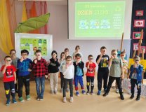 Uczniowie ze świetlicy w wykonanych maskach z recyklingu.