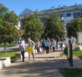 Uczniowie klasy 7e na happeningu idący po osiedlu.