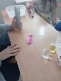 Porównywanie gęstości różnych cieczy za pomocą  rurki.