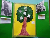 rozłożony lapbook w kolorze zielonym, na środku rysunek drzewa, obok portret Korczaka z dziećmi