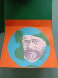 otwarty lapbook z portretem Korczaka na tle kuli ziemskiej