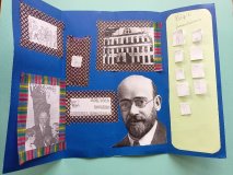 granatowy lapbook z symetrycznie usystematyzowanymi informacjami o patronie