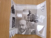 utrzymany w szarej tonacji rozłożony lapbook ze zdjęciami i informacjami o Korczaku