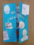 niebieski złożony lapbook z czarnobiałymi portretami Janusza Korczaka i tytułem „Na Chłodnej”