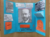 niebieski lapbook z notką „Oto ciekawostki o Januszu Korczaku”