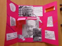 różowy rozłożony lapbook z czarnobiałymi zdjęciami Korczaka, budynku jego Domu Sierot oraz ilustracji na której przedstawiono Korczaka trzymającego w objęciach grupkę dzieci