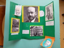 zielony rozłożony lapbook ze zdjęciami z życia patrona