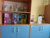 widok regału w pracowni polonistycznej, na którym wyeksponowano lapbooki oraz literaturę o Januszu Korczaku