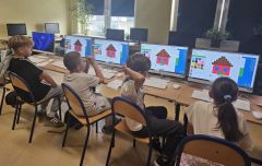 Uczniowie wykorzystując wirtualną matę do kodowania  układają obrazki logiczne na komputerach.